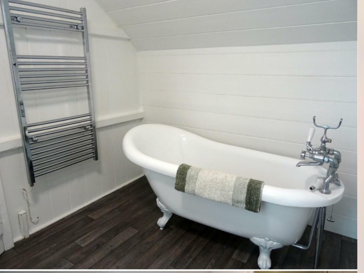 Beechwood House Bed & Breakfast Нюкий Екстериор снимка
